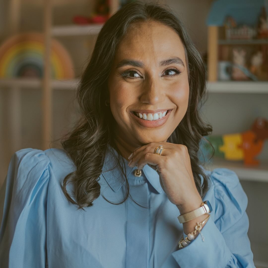 Larissa Nunes — Psicopedagoga sorrindo em seu consultório